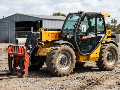 Manitou 2.5T Telehandler 17m — For Hire